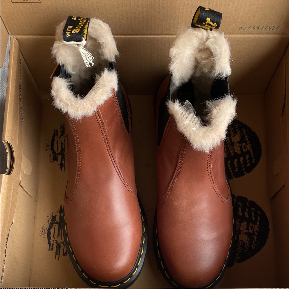 Dr. martens 2976 LEONORE faux shearling chelsea boots - 7US women’s